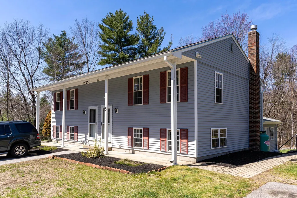 5 Lakeview Road Raymond NH 03077