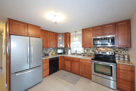 8 Knights Avenue Hooksett NH 03106