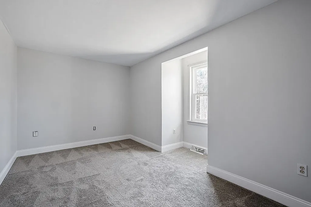 8 Regency Road Derry NH 03038