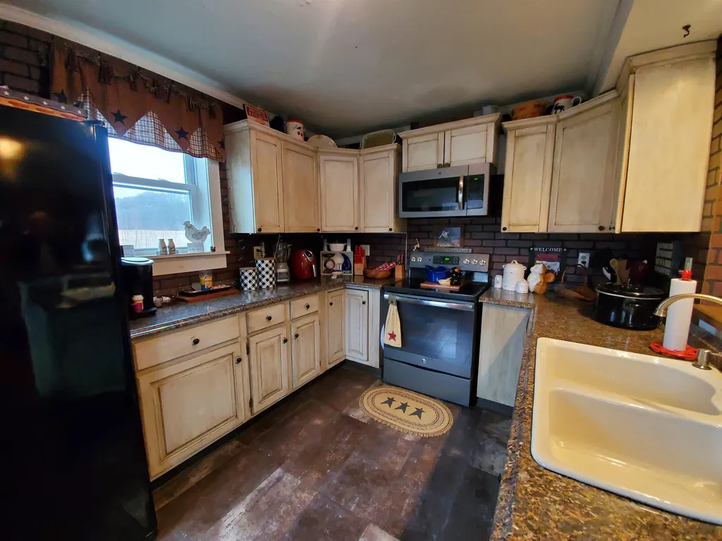 95 Windsor Road Claremont NH 03743