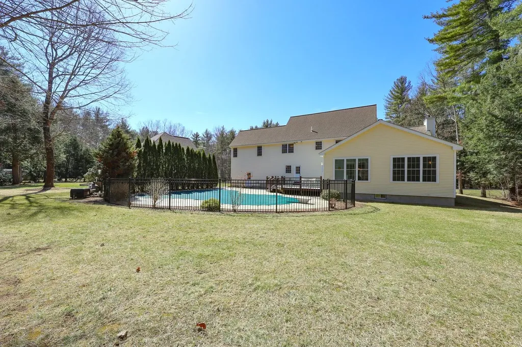 23 Edgewood Run Amherst NH 03031
