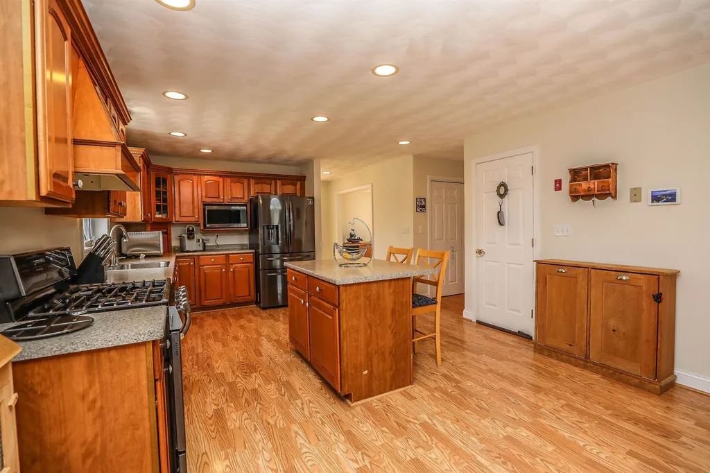 13 Hancock Lane Pelham NH 03076