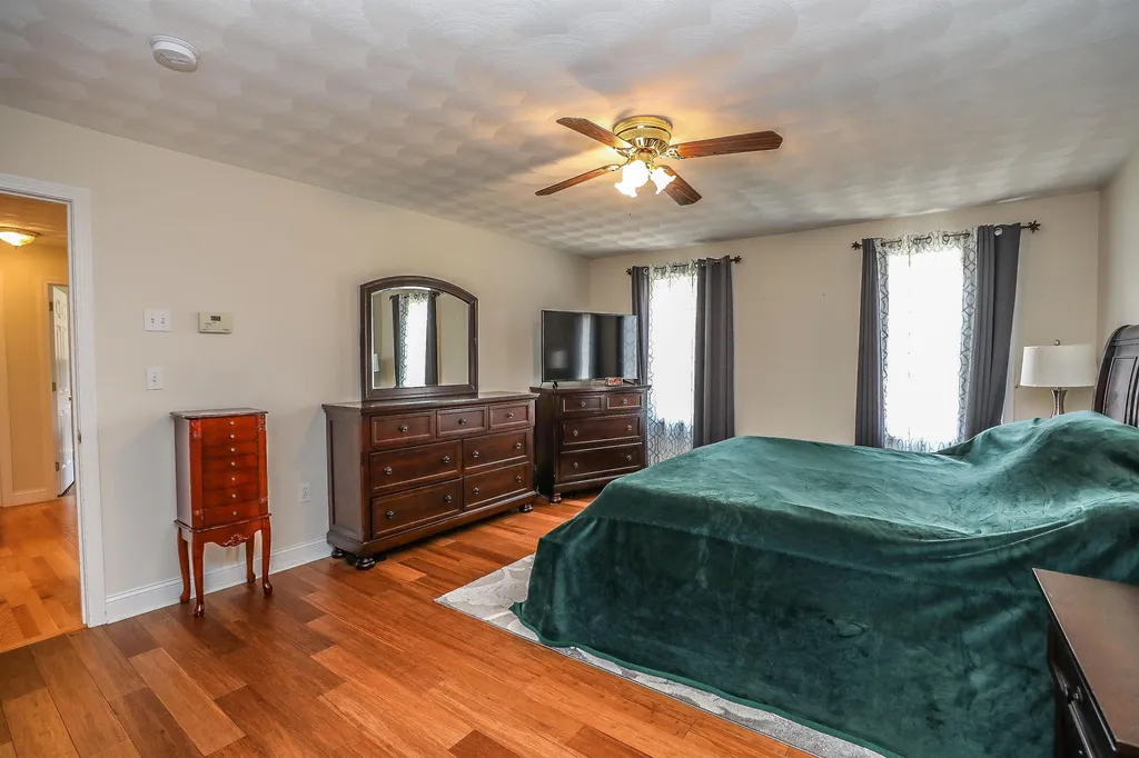 13 Hancock Lane Pelham NH 03076