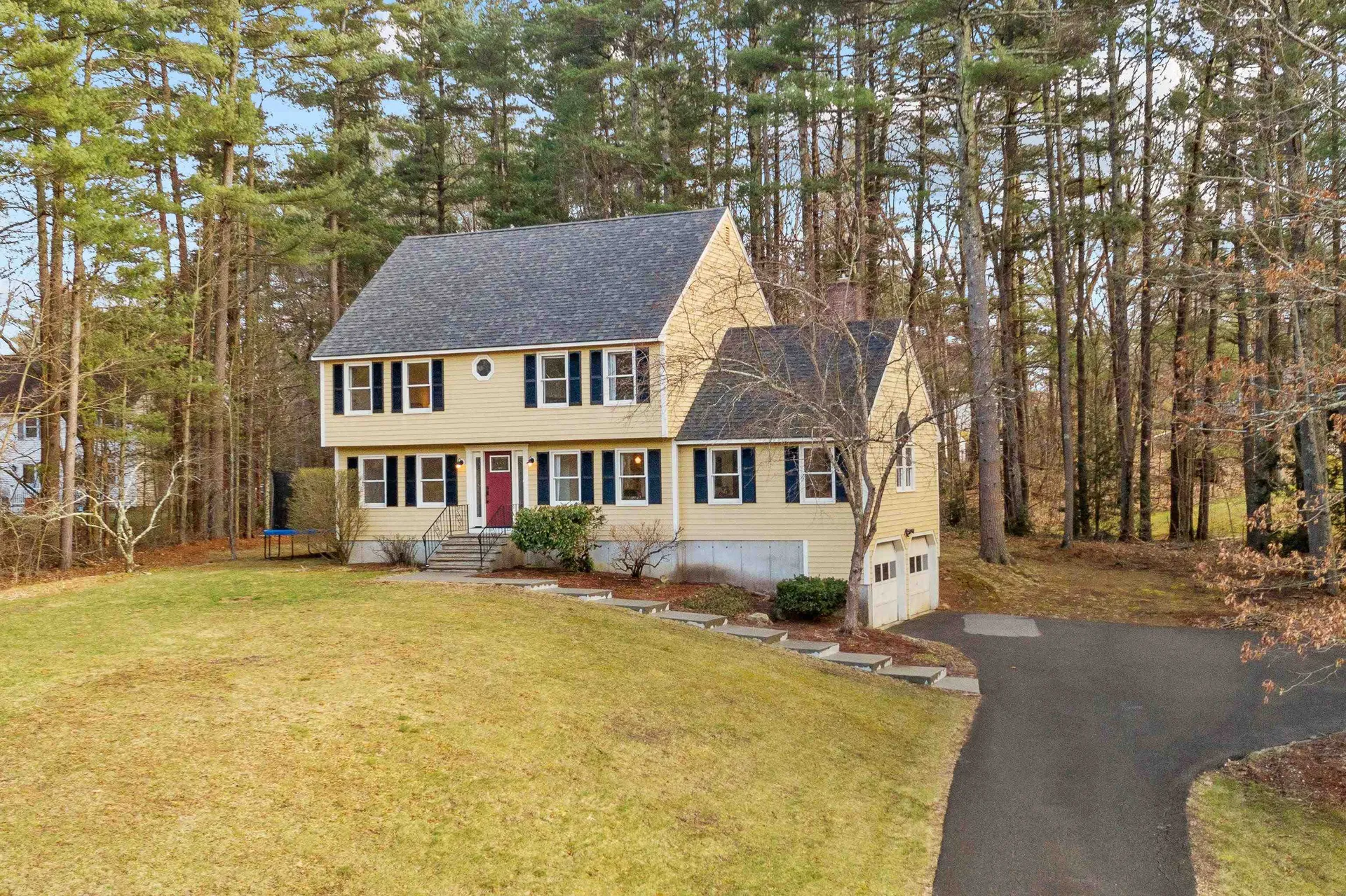 10 Lexington Avenue Londonderry NH 03053