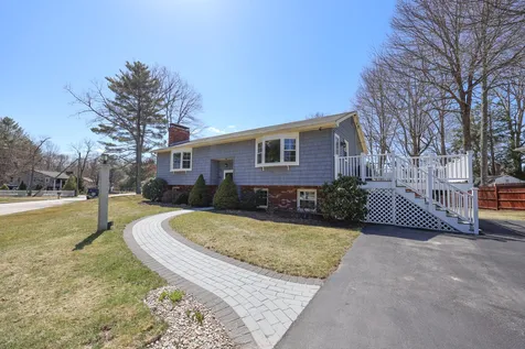 9 Lancelot Drive Hooksett NH 03106