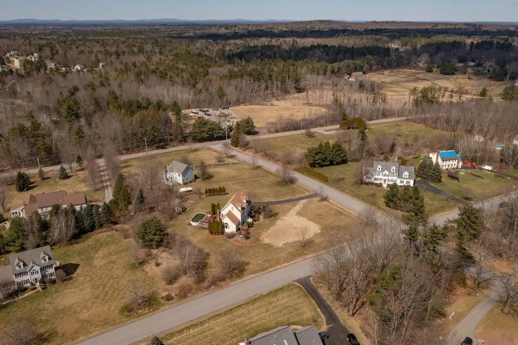 4 Wiggin Way Stratham NH 03885