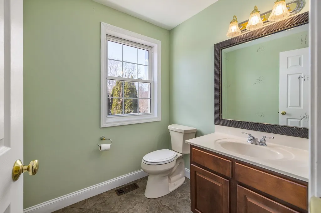 4 Wiggin Way Stratham NH 03885