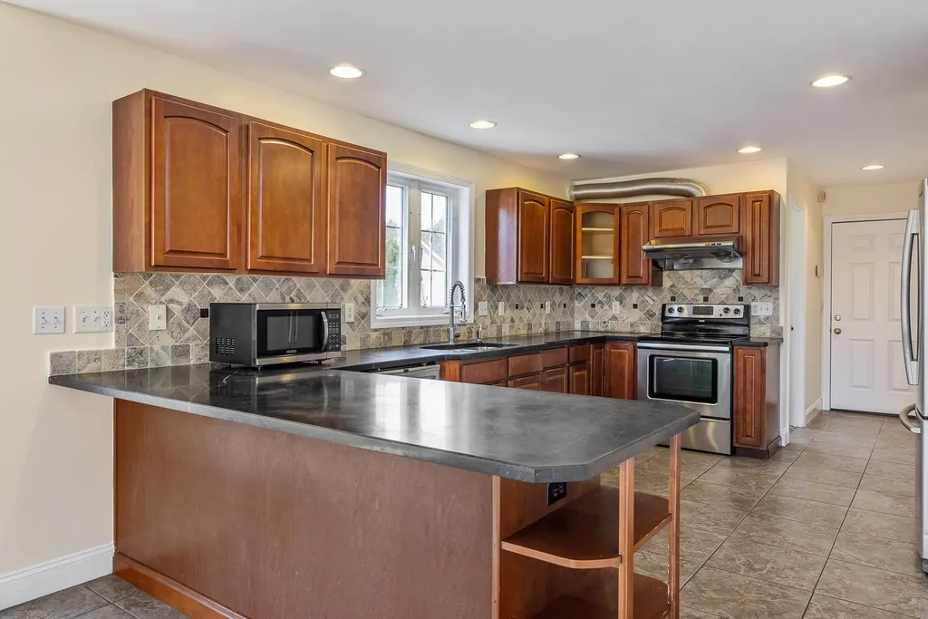 4 Wiggin Way Stratham NH 03885