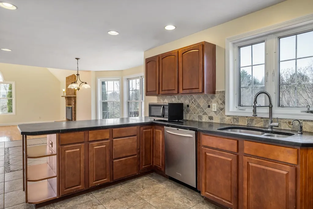 4 Wiggin Way Stratham NH 03885