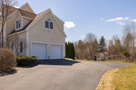 4 Wiggin Way Stratham NH 03885
