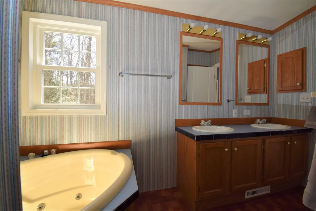 13 Jeffrey Drive Northwood NH 03261