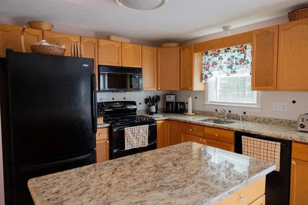 16 Settlement Way Nashua NH 03062-4438