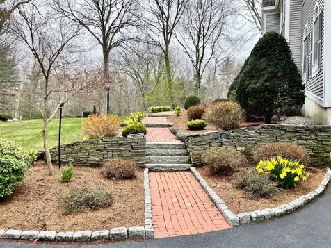 17 Rockrimmon Road North Hampton NH 03862