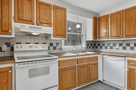 86 Dracut Road Hudson NH 03051