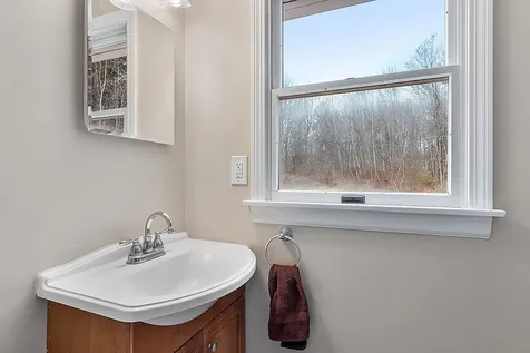 86 Dracut Road Hudson NH 03051