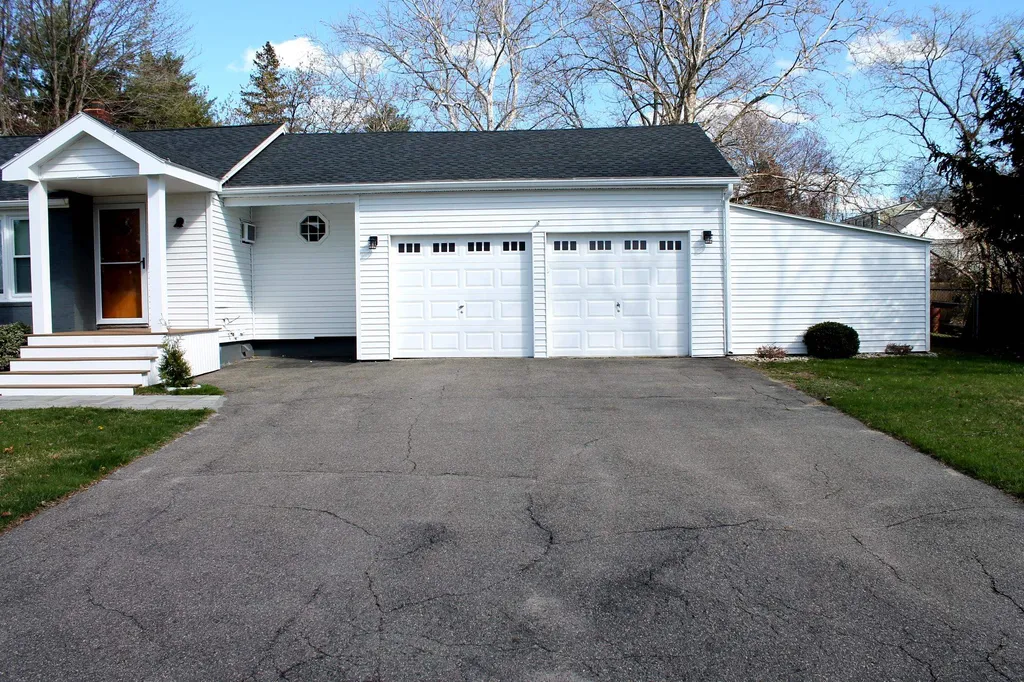 17 Coaker Avenue Hooksett NH 03106