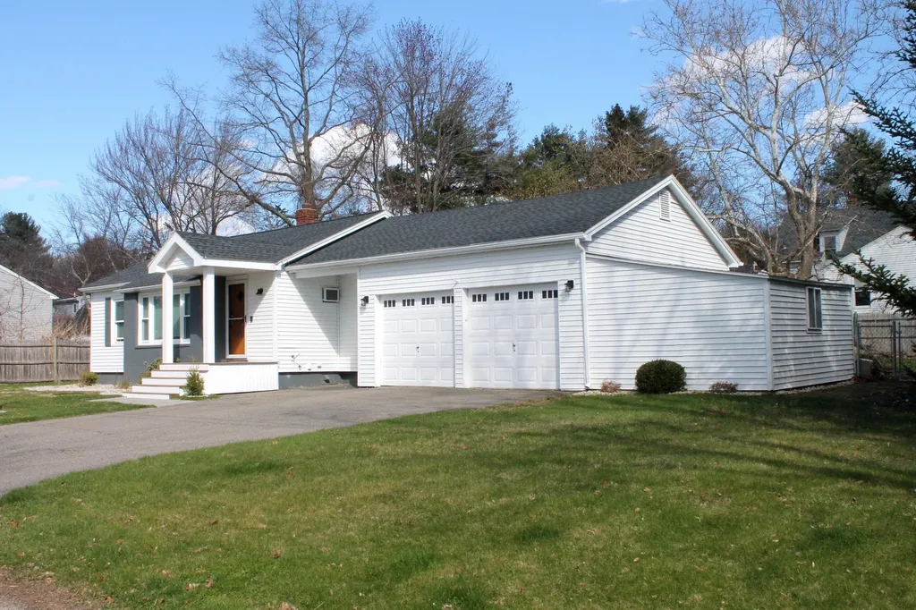 17 Coaker Avenue Hooksett NH 03106