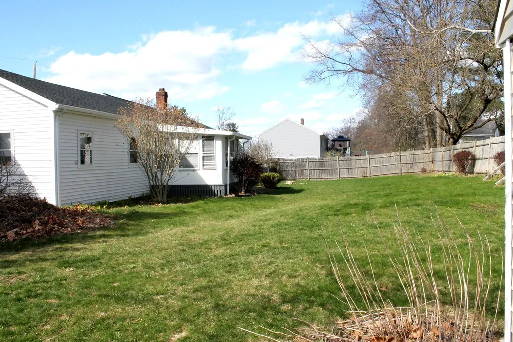 17 Coaker Avenue Hooksett NH 03106