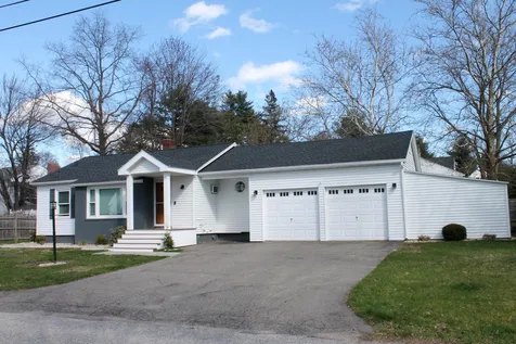 17 Coaker Avenue Hooksett NH 03106