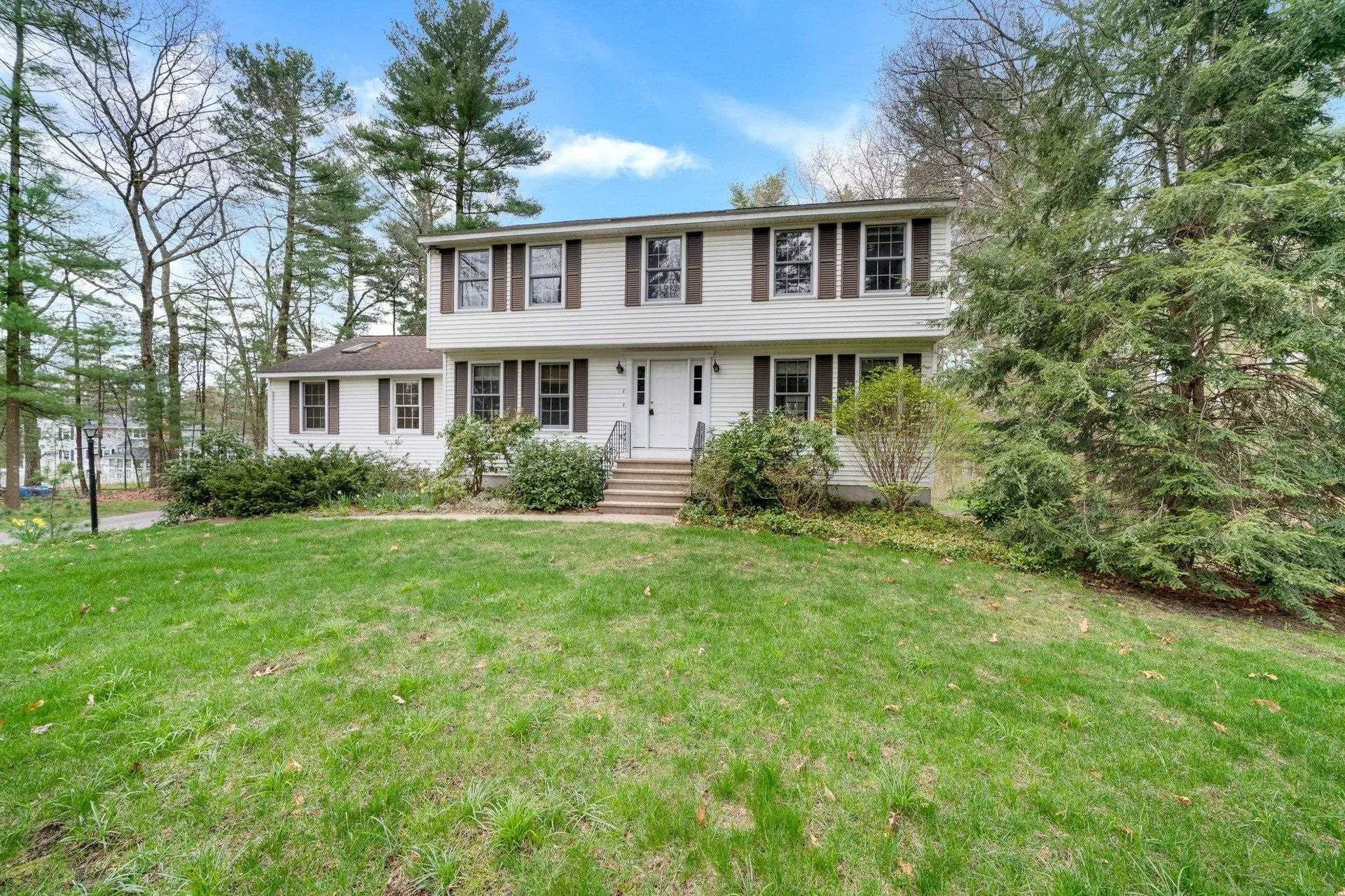 8 Sutton Place Londonderry NH 03053