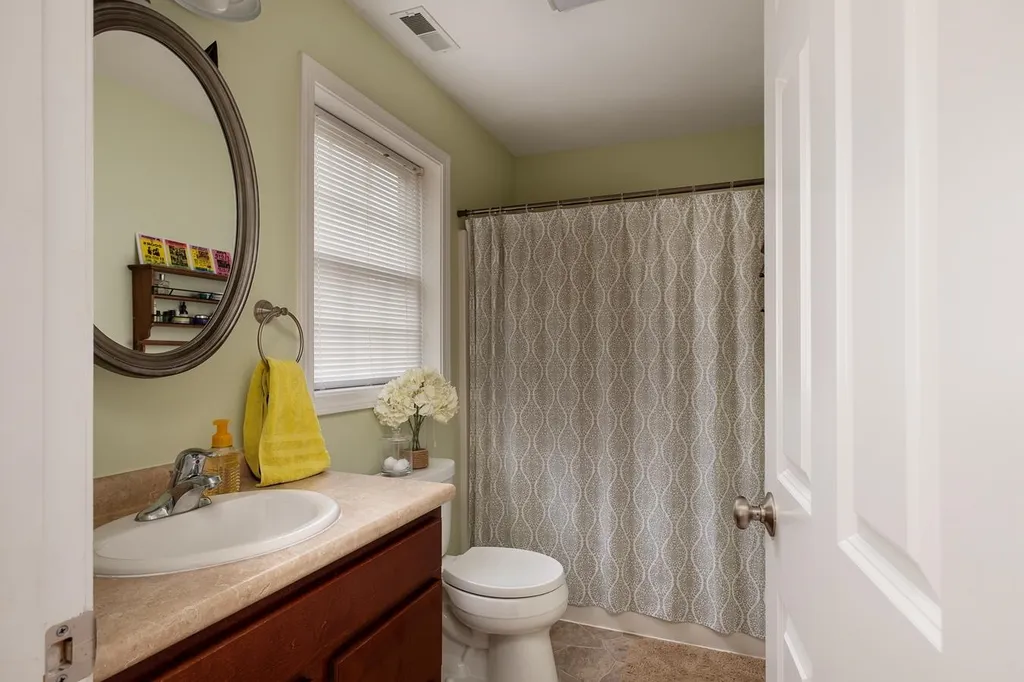 33 Pond Road Raymond NH 03077