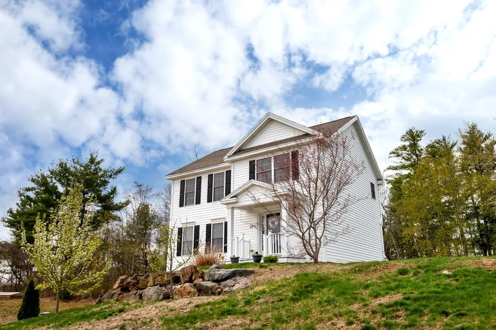 33 Pond Road Raymond NH 03077