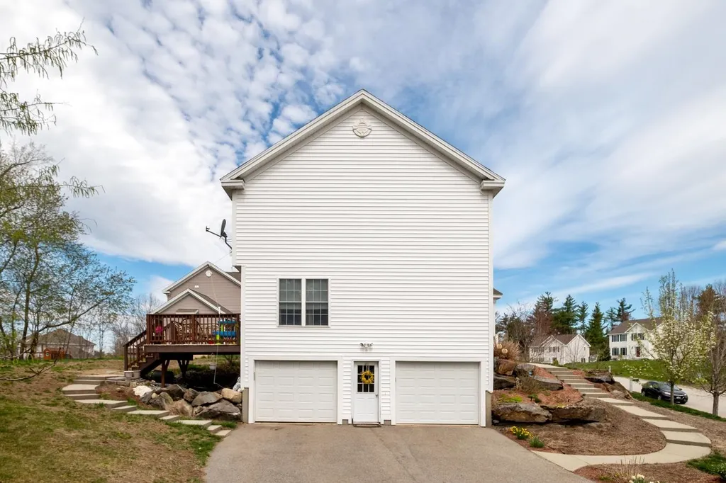 33 Pond Road Raymond NH 03077