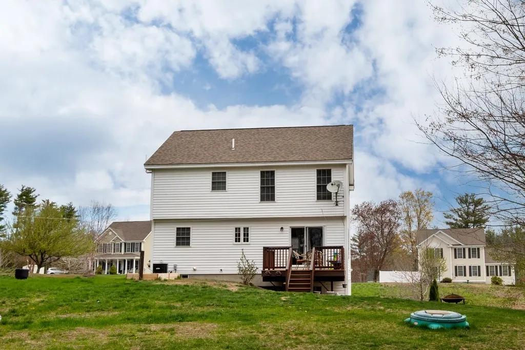 33 Pond Road Raymond NH 03077