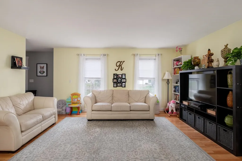 33 Pond Road Raymond NH 03077