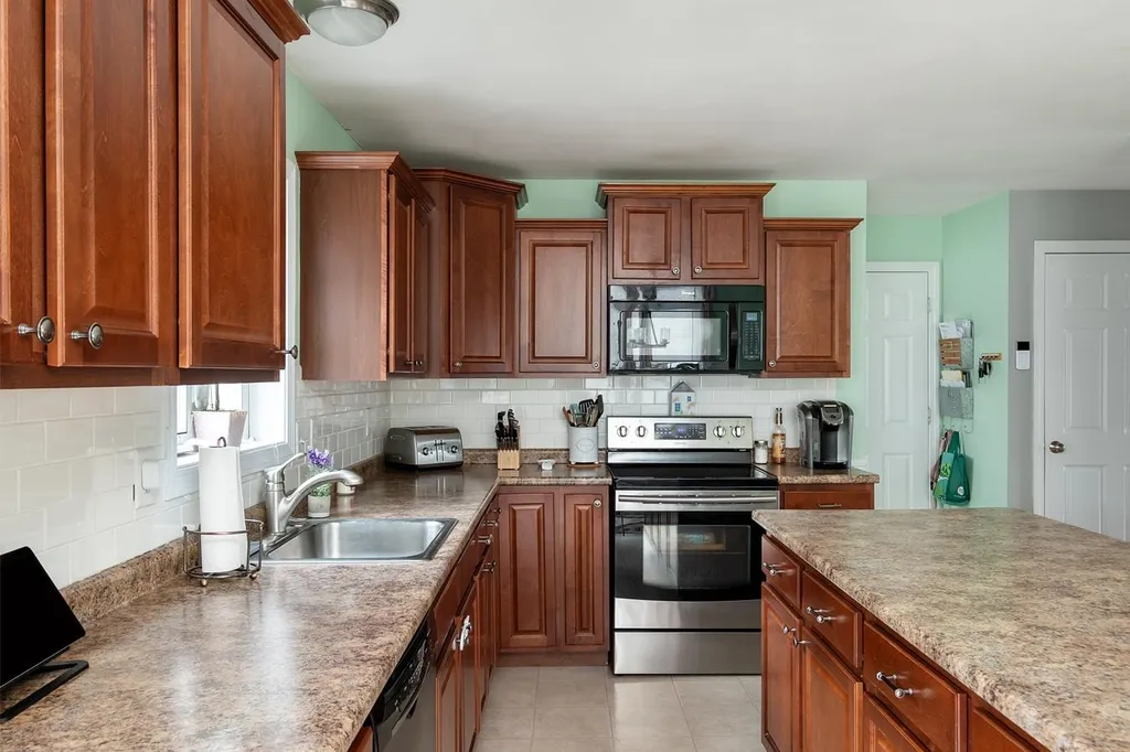 33 Pond Road Raymond NH 03077