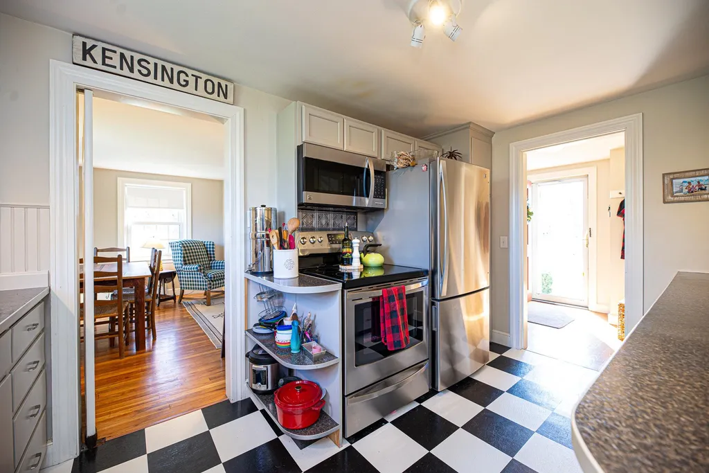 10 Old Amesbury Road Kensington NH 03833