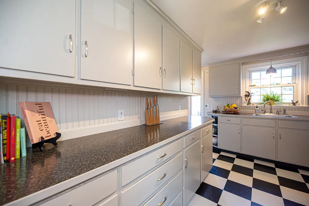 10 Old Amesbury Road Kensington NH 03833