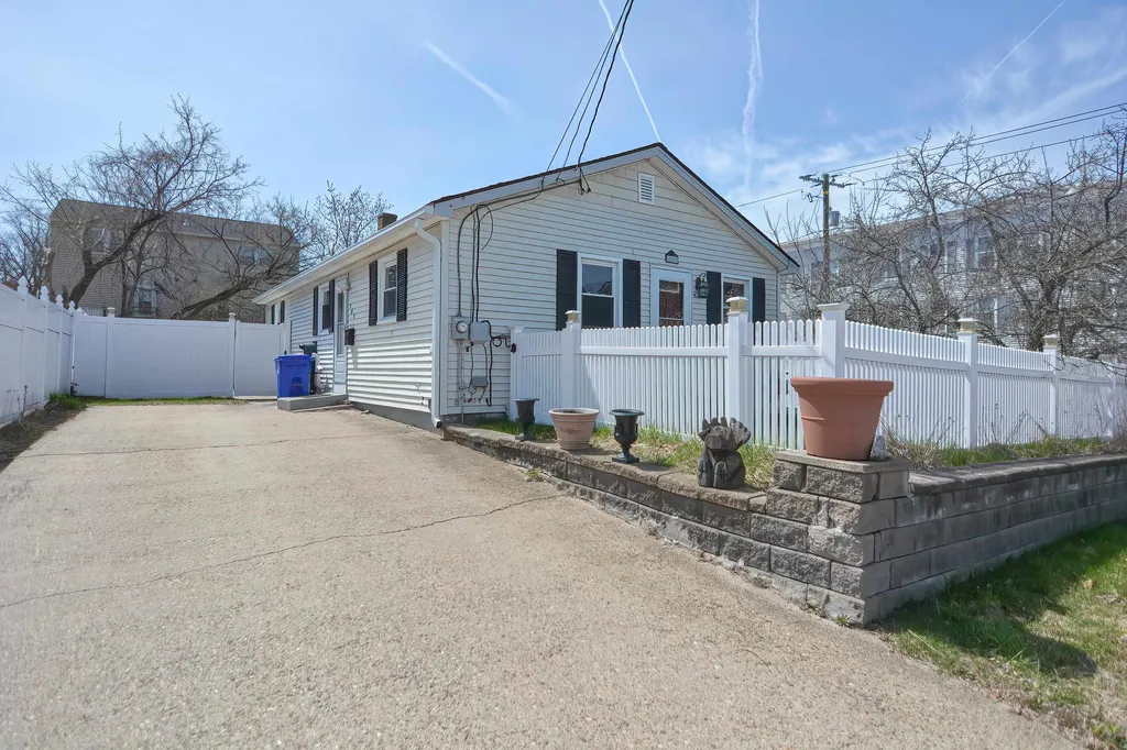 585 Clay Street Manchester NH 03103