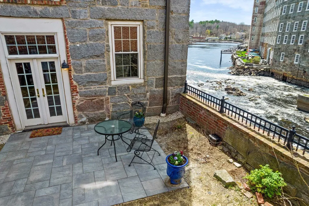6 Bay Road Newmarket NH 03857