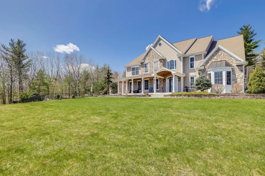 6 Mcnichol Lane Bow NH 03304