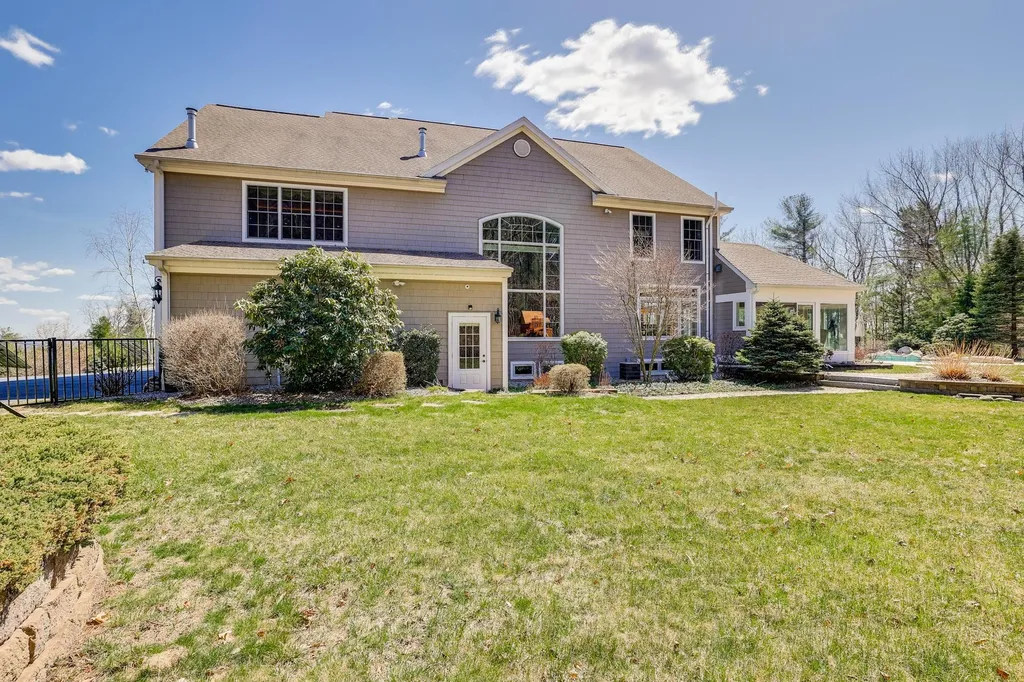 6 Mcnichol Lane Bow NH 03304