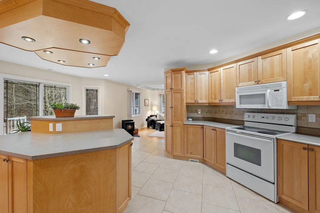 8 Frances Drive Deerfield NH 03037