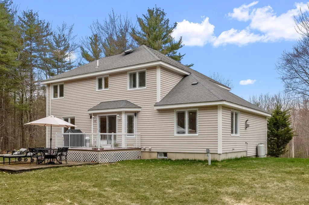8 Frances Drive Deerfield NH 03037