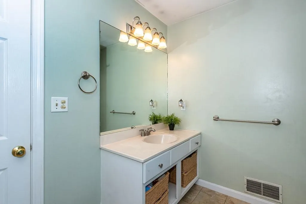 13 Oak Hill Lane Exeter NH 03833