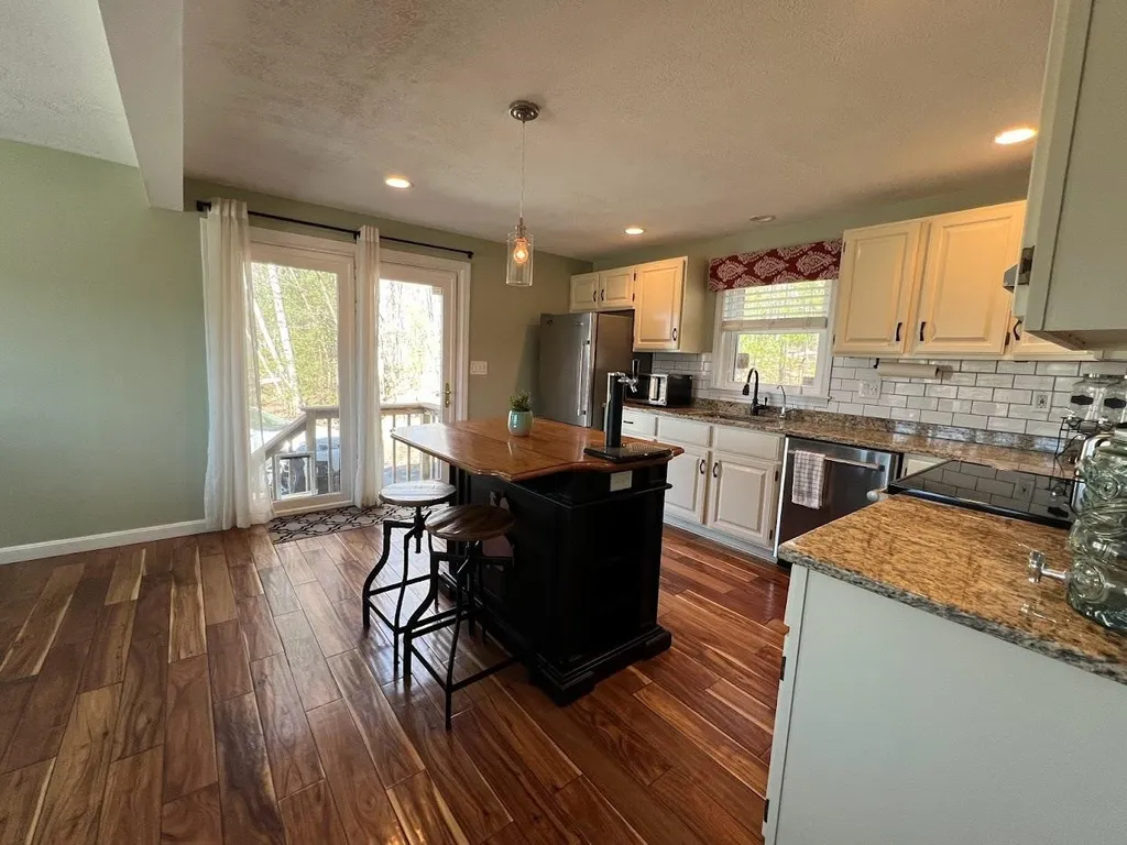 47 Kienia Road Hudson NH 03051