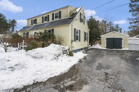 8 Oak Avenue Salem NH 03079