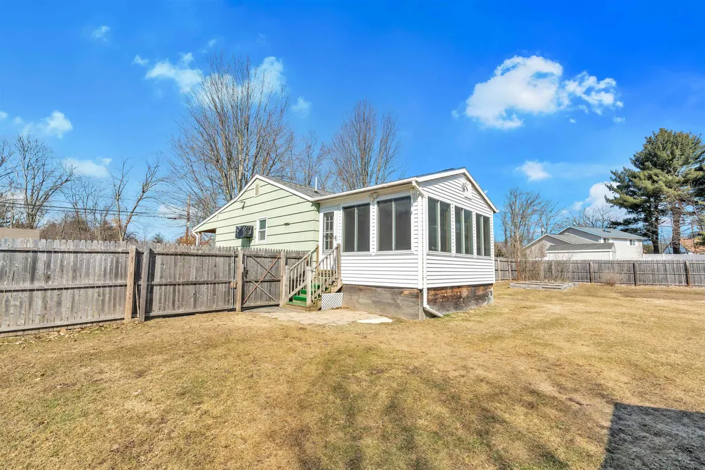 8 Shawnee Lane Dover NH 03820