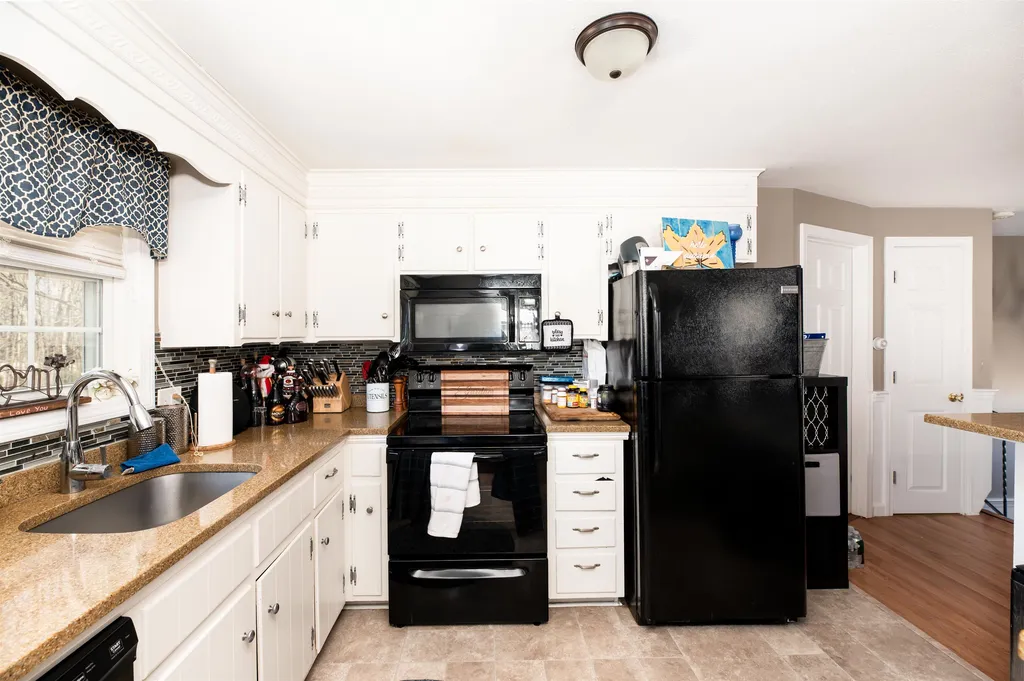 4 & 6 Vassar Drive Pelham NH 03076
