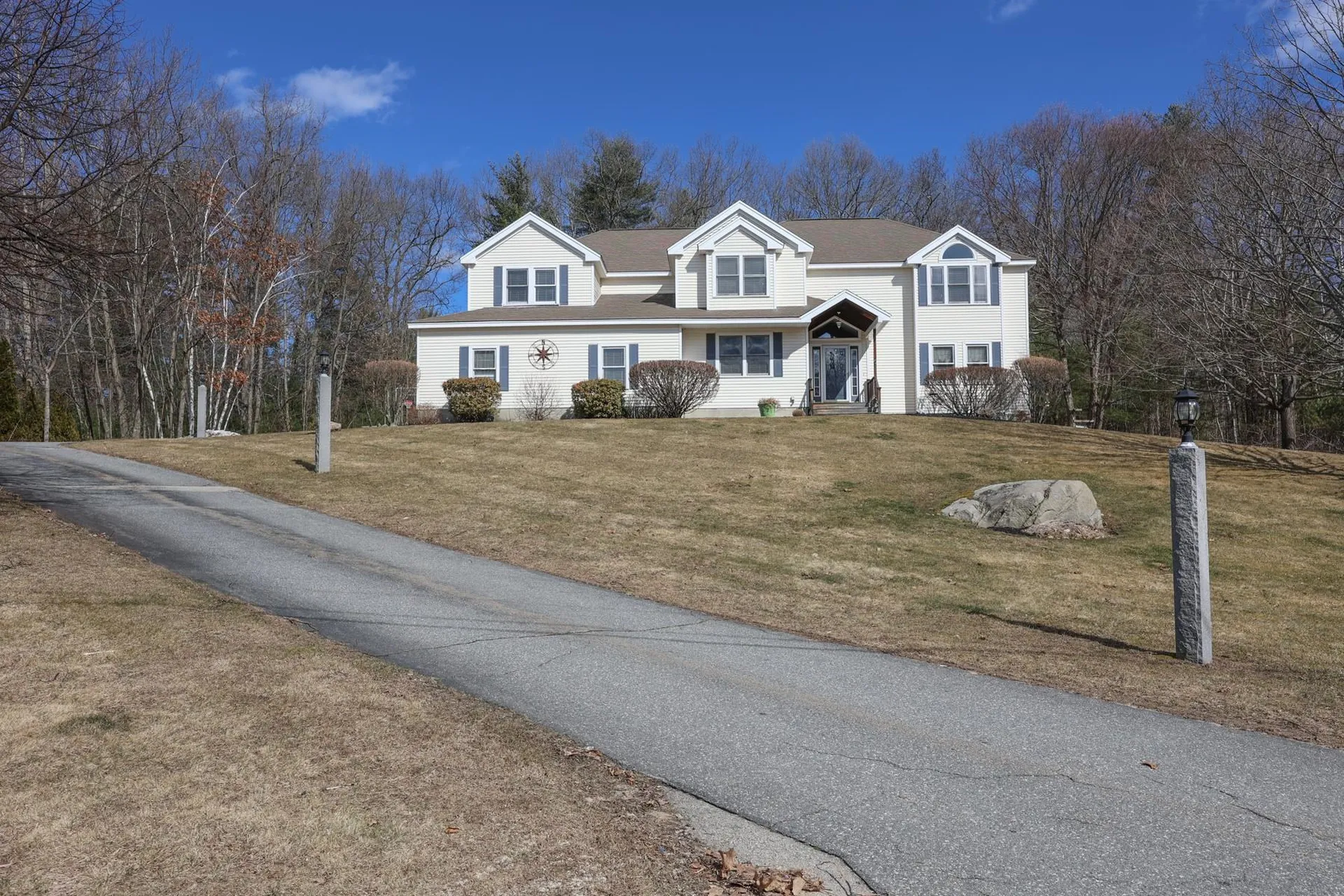 28 Robin Drive Hudson NH 03051