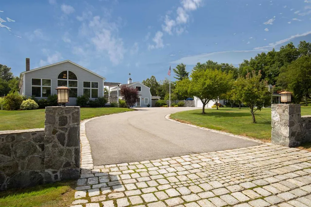 10 Locust Street South Hampton NH 03827
