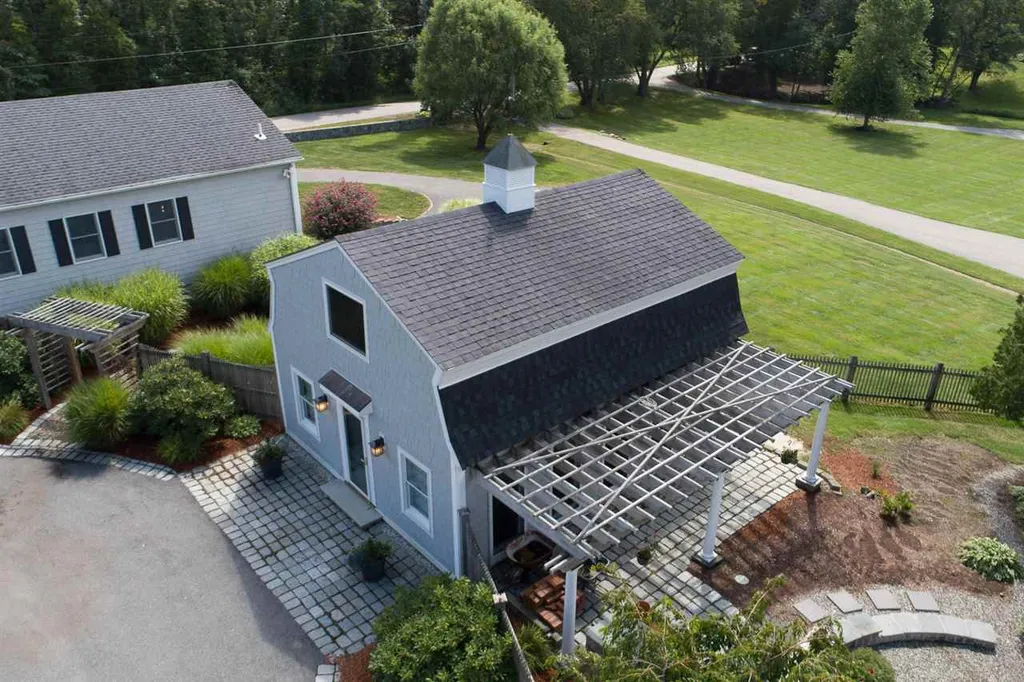 10 Locust Street South Hampton NH 03827