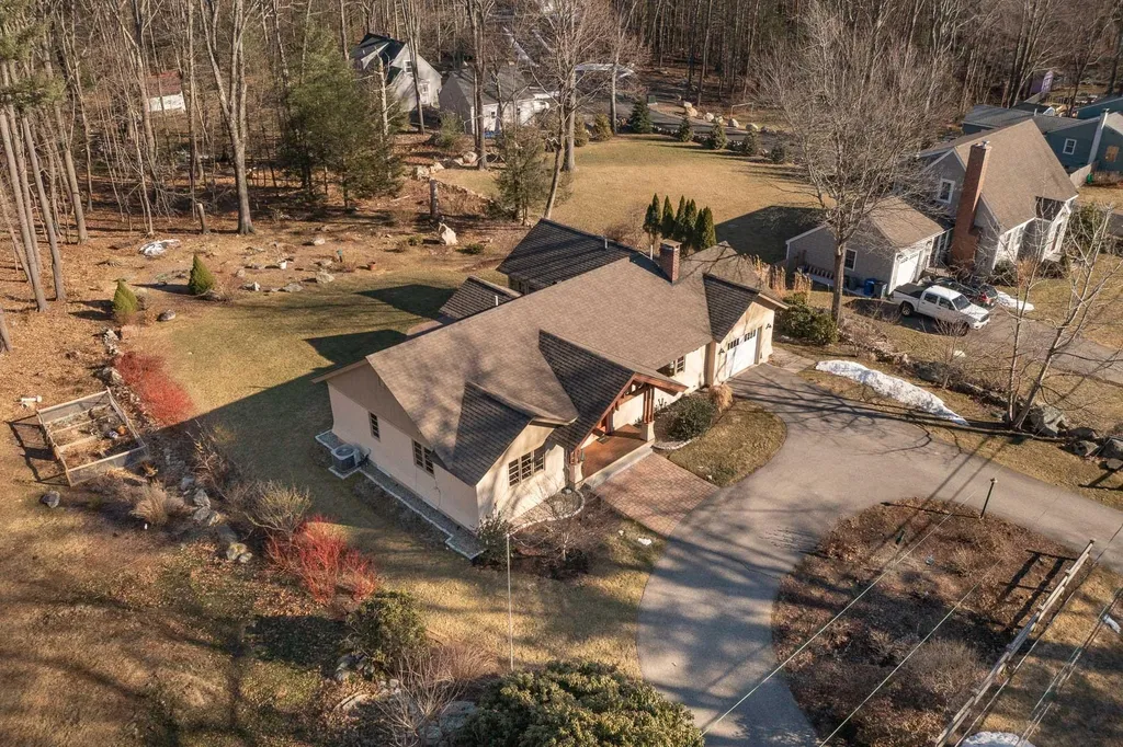 23 Pine Road North Hampton NH 03862