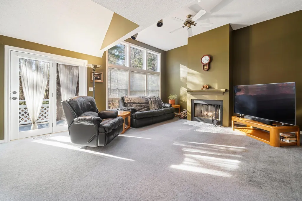 23 Goldfinch Lane Nashua NH 03062