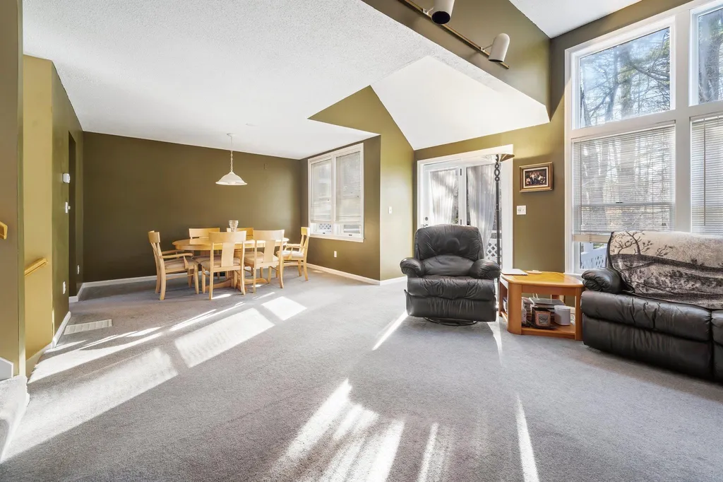 23 Goldfinch Lane Nashua NH 03062