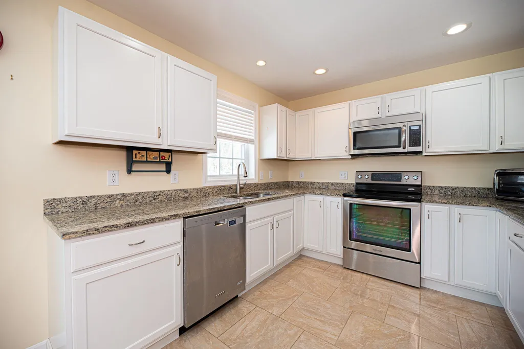 20 Linny Lane Laconia NH 03246